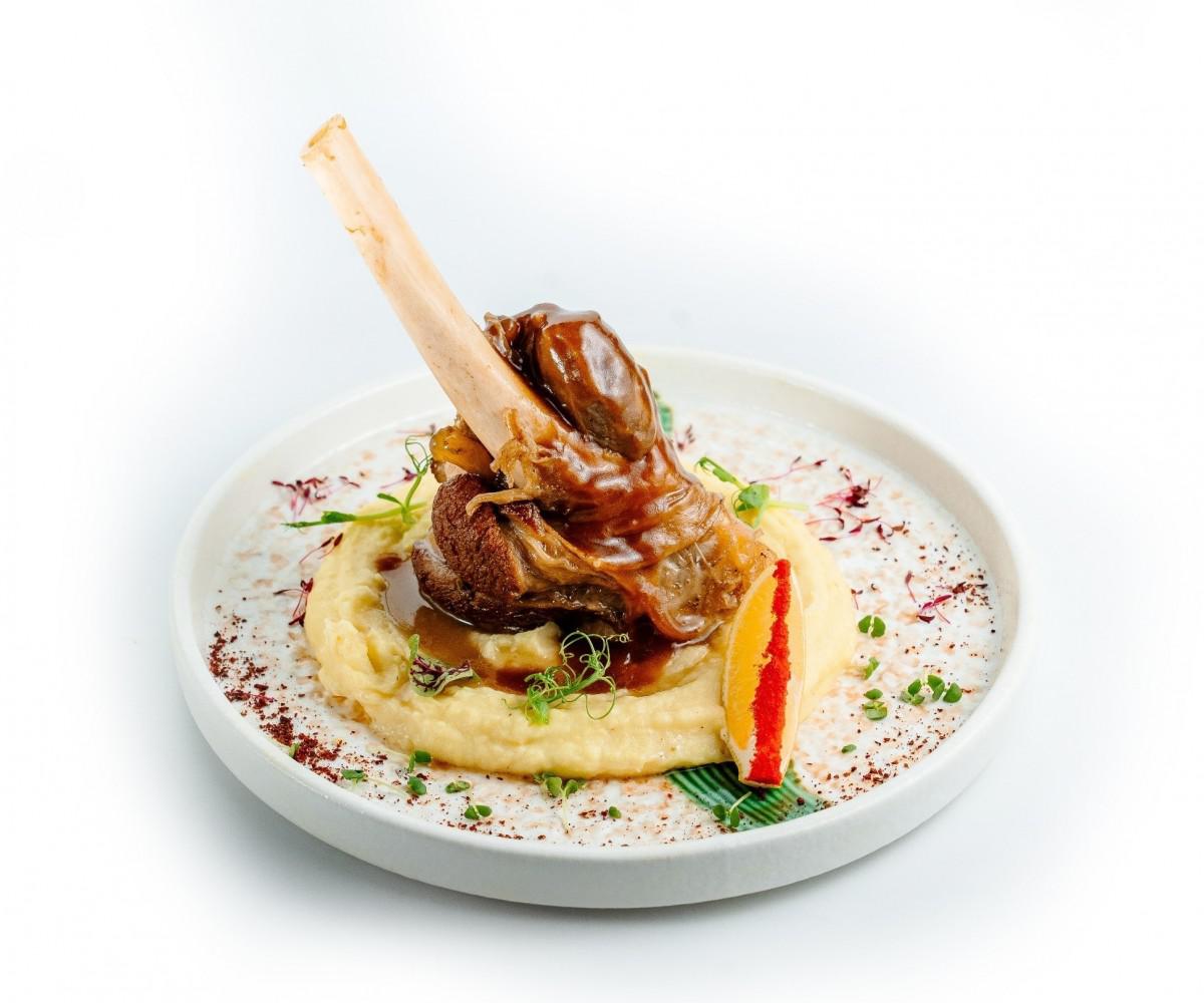 Баранья ножка с картофельным пюре