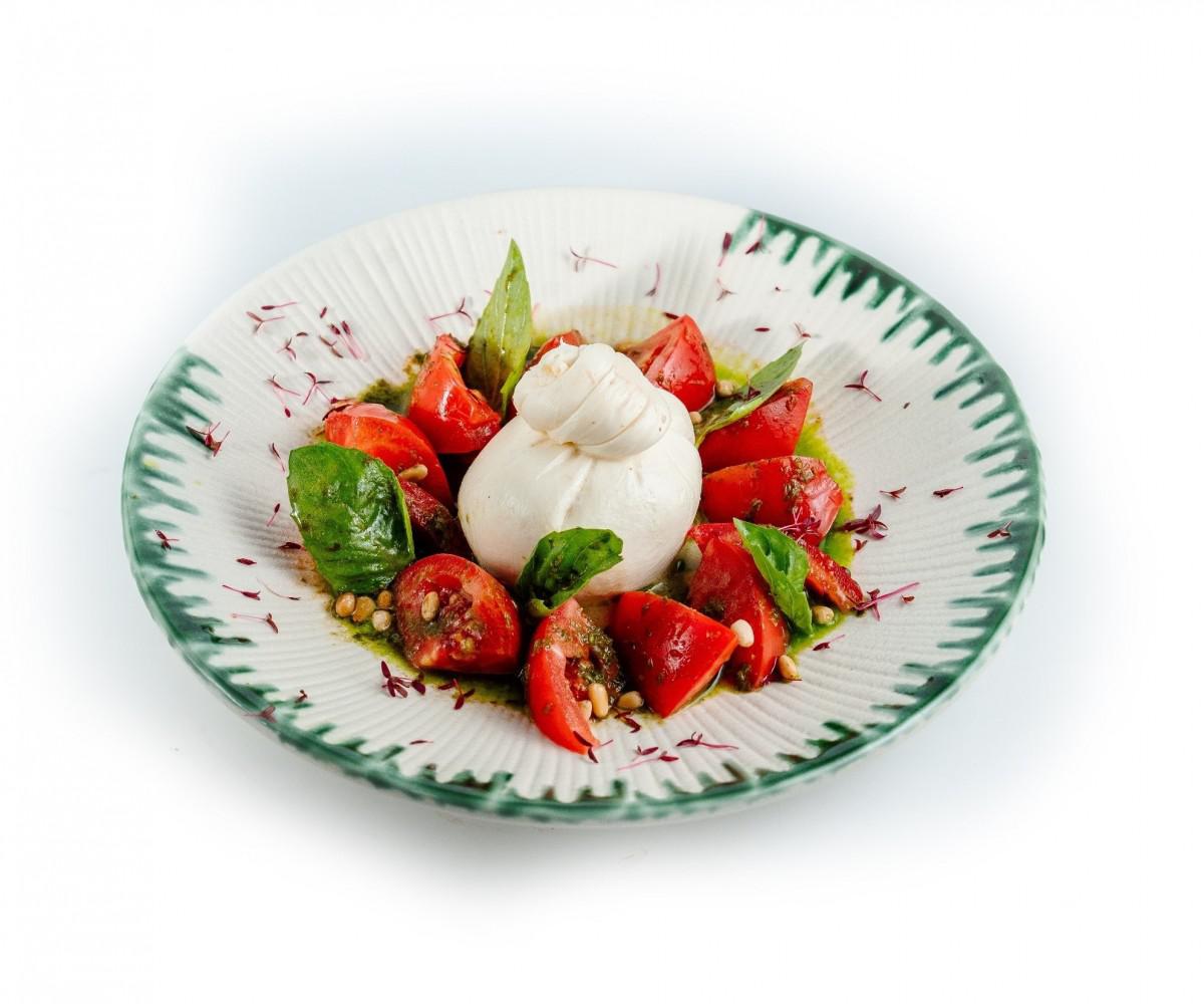 Салат с томатами и буратой